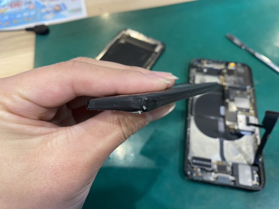 画面が浮いていたんですよね…iPhone 11 Pro(アイフォン)のバッテリー交換修理 - スマホ修理工房ペリエ千葉店