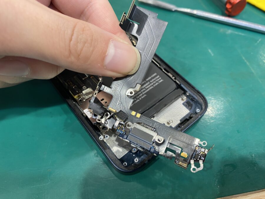 iPhone 13 miniなんですが充電反応が悪くて… - 即日修理のスマホ修理工房ペリエ千葉店へ！