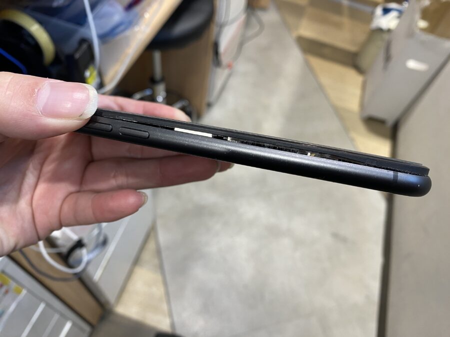 iPhone 11のバッテリー膨張を修理します！ - 即日修理のスマホ修理工房ペリエ千葉店へ！