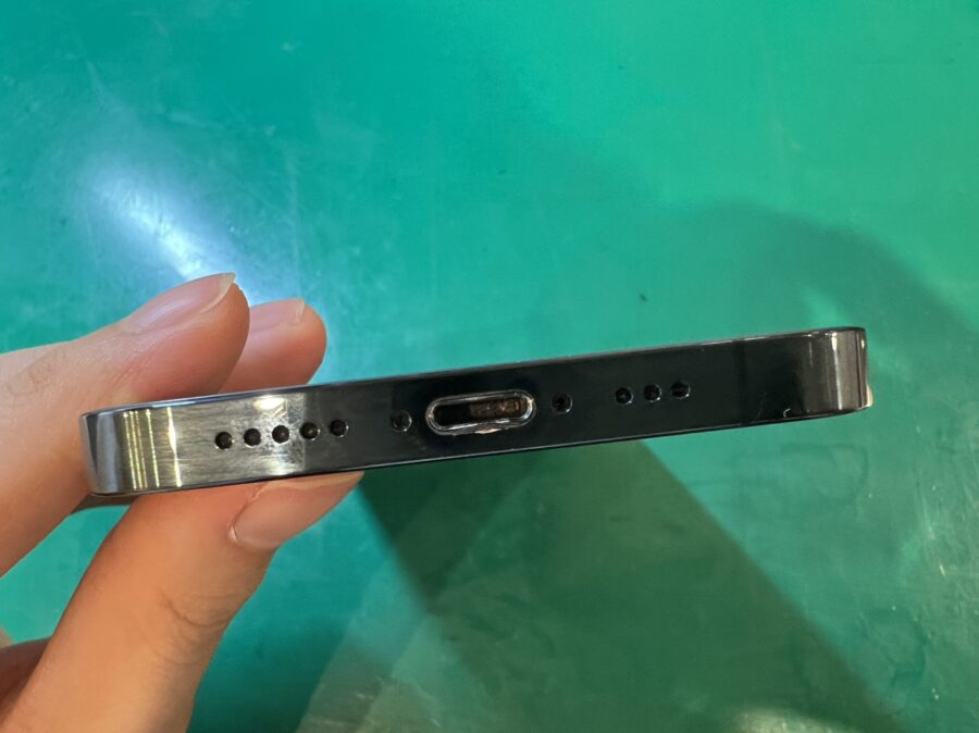 iPhone12Proのフレームが曲がって充電ケーブルが挿せない？！【スマホ修理工房新宿PePe店】