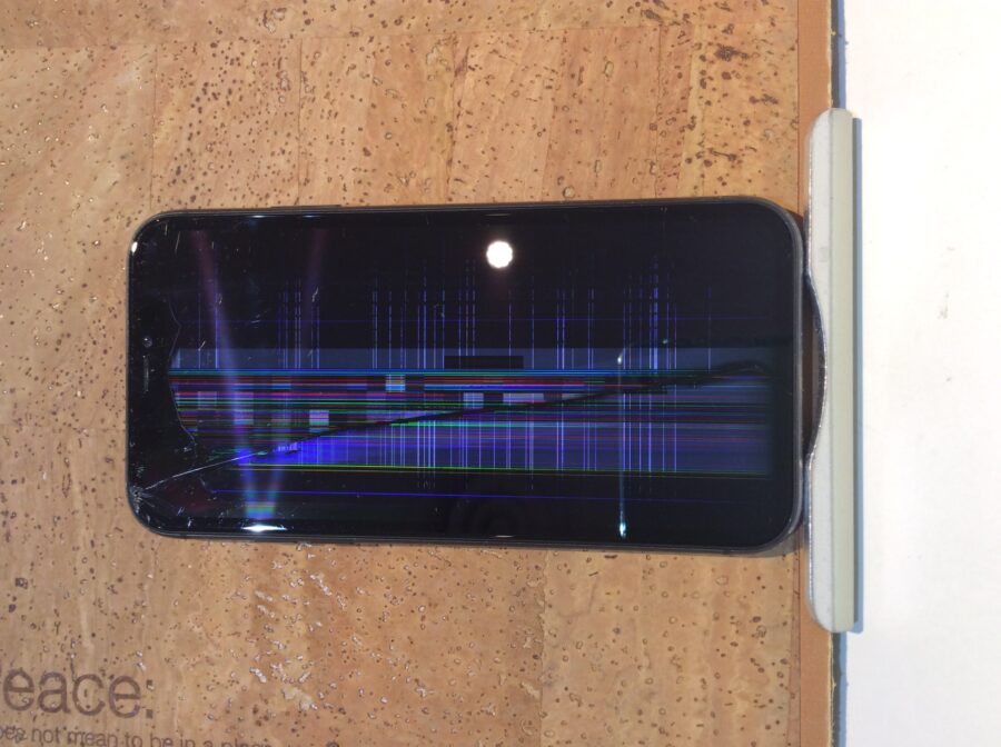 iPhone11(アイフォン11)落としてしまい画面が割れ表示もできなくなった…( ;∀;)そんな時は広島市内最安値で修理が可能