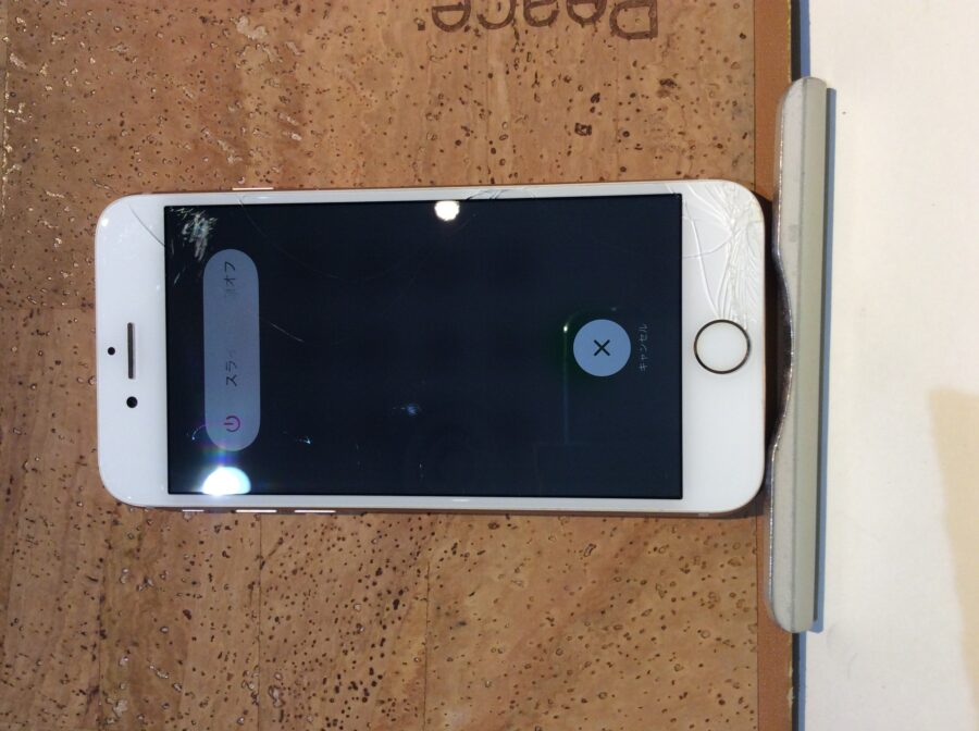 iPhone8(アイフォン8)端末を落としてしまい画面が割れた…操作はできるが直したい( ;∀;)そんな時は広島市内最安値で修理