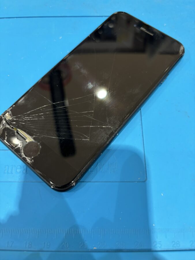 ガラスが割れてしまったiPhoneSE2(アイフォンテンエスイーツー)パネルの交換を行いました!