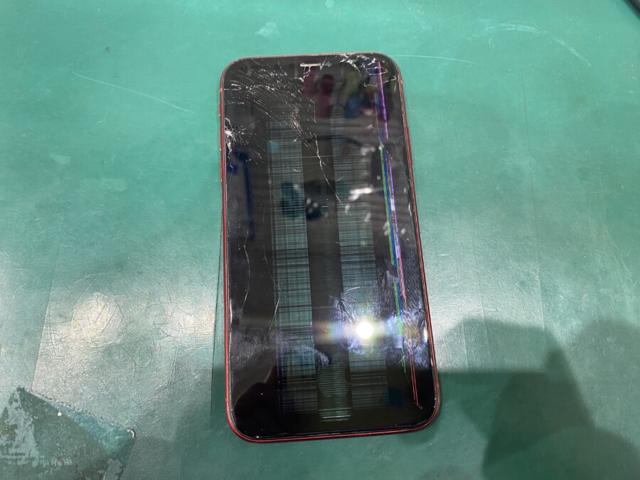 江東区西大島、亀戸近くのスマホ修理店！iPhoneXR(アイフォン)画面が割れてしまって映らない。