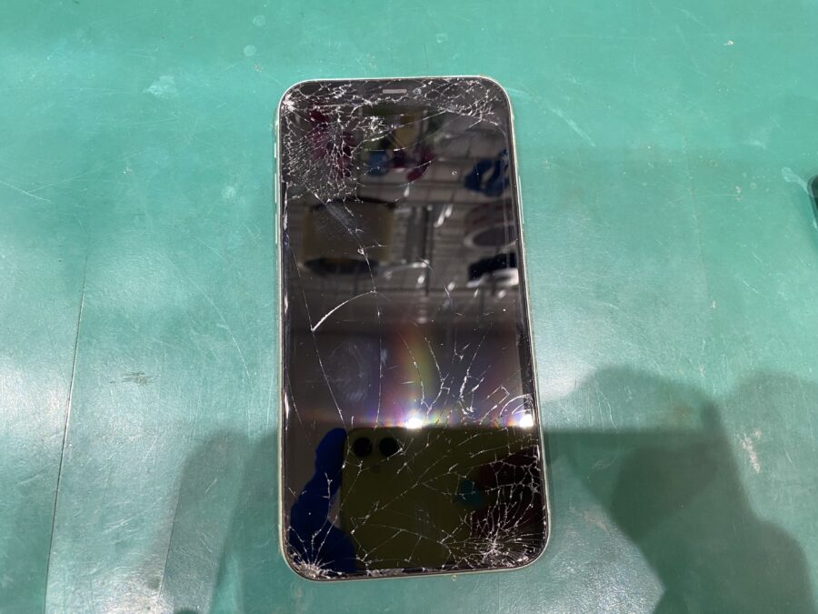 江東区西大島、亀戸近くのスマホ修理店！iPhone11(アイフォン)画面が割れてタッチが効かなくなった。