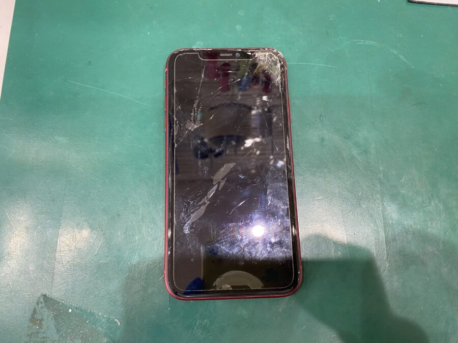 江東区西大島、亀戸近くのスマホ修理店！iPhone11(アイフォン)画面がわれて液晶の部品が丸見え。