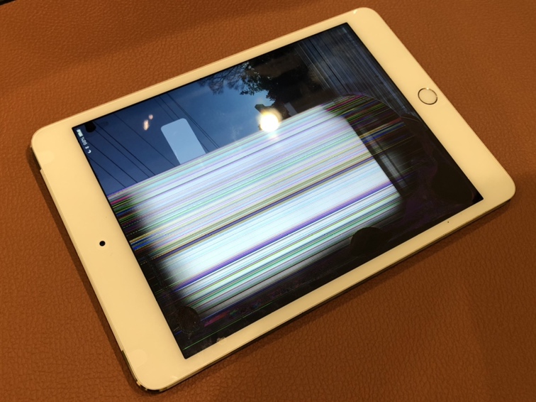液晶不良が酷く操作が出来ないiPadmini4(アイパッドミニフォー)パネル交換を行いました！