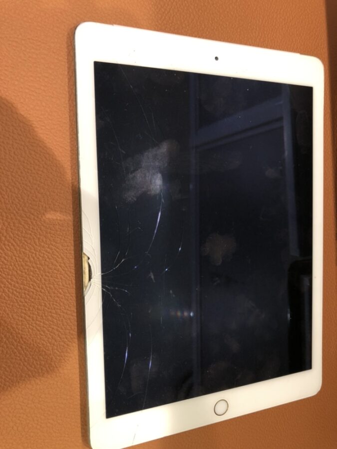 落としたら画面が割れてしまった！！?iPad Air2（アイパッドエアーツー）の画面修理を行いました!