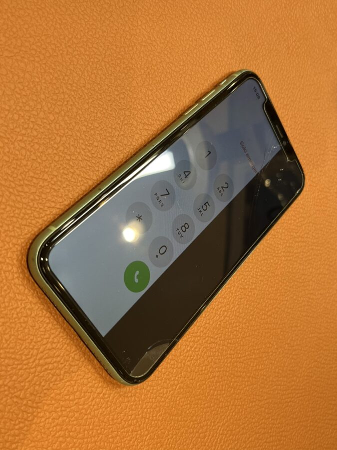 ガラス割れや液晶不良のあるiPhone11(アイフォンイレブン)パネルの交換を行いました!
