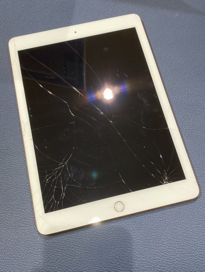 踏んでしまったiPad第6世代（アイパッド）画面修理を行いました!【スマホ修理工房仙台PARCO2店】