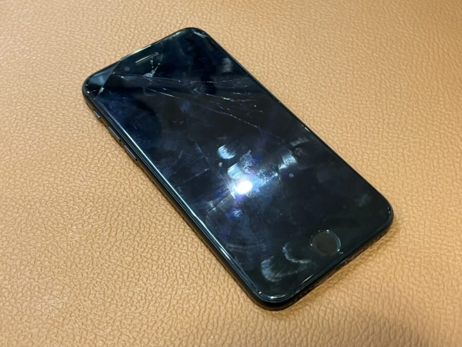 画面のiPhoneSE(アイフォンエスイー)第二世代パネル交換を行いました！【スマホ修理工房仙台PARCO2店】