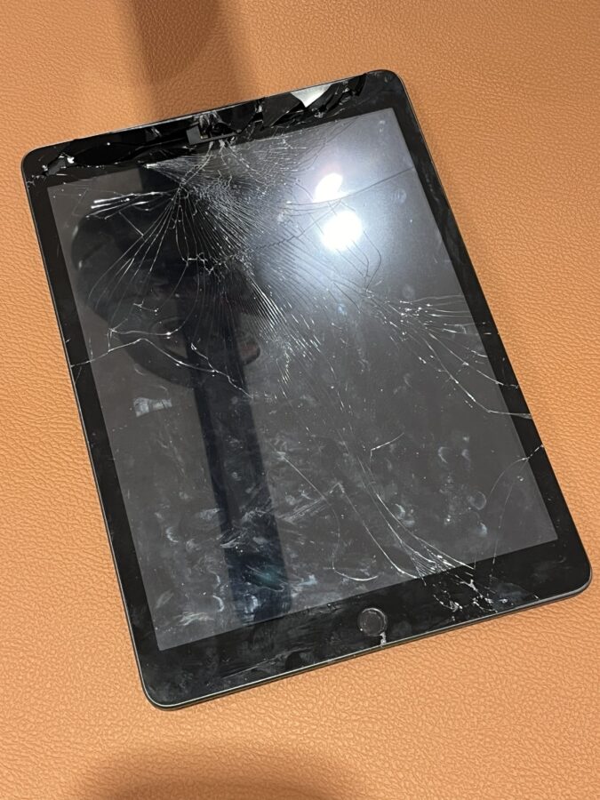 ガラスが激しく割れたiPad(アイパッド)第9世代若林区からお持ち頂きました!【スマホ修理工房仙台PARCO2店】