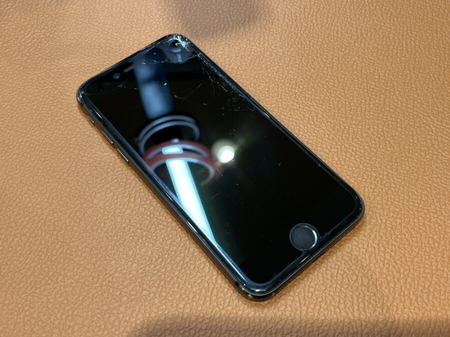 フィルムを貼っていたけど、本体までヒビが…（；；）iPhone8（アイフォンエイト）画面修理を行いました!