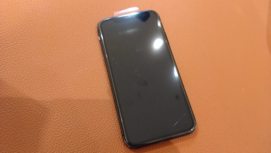 液晶が映らなくなってしまったiPhone11（アイフォンイレブン）の画面交換を行いました