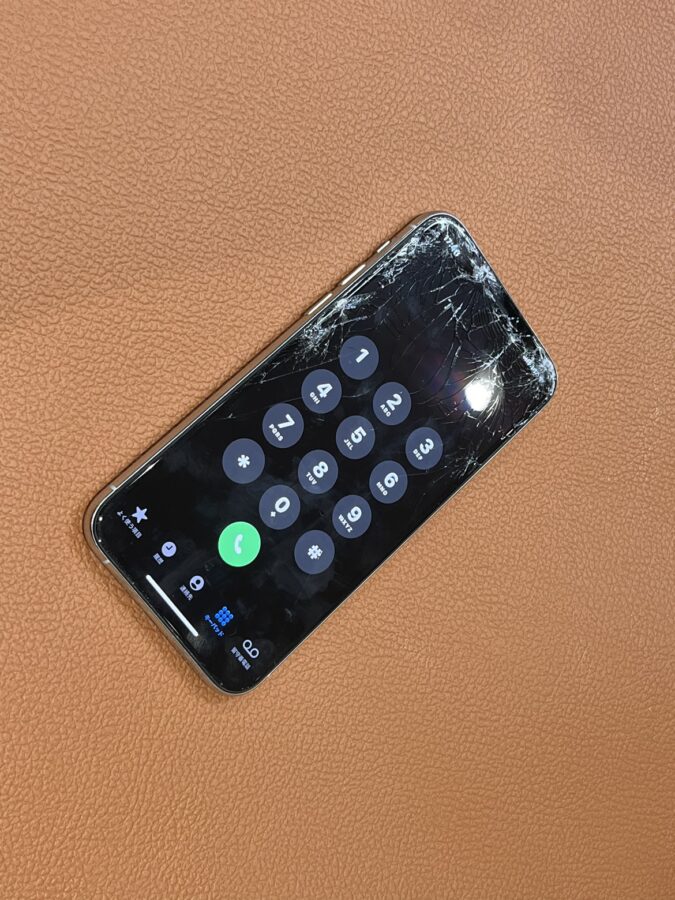上部のガラスが激しく割れているiPhone11Pro(アイフォンイレブンプロ)画面交換