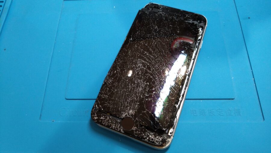 画面が割れて浮いてしまったiPhoneSE3（アイフォンエスイースリー）修理を行いました