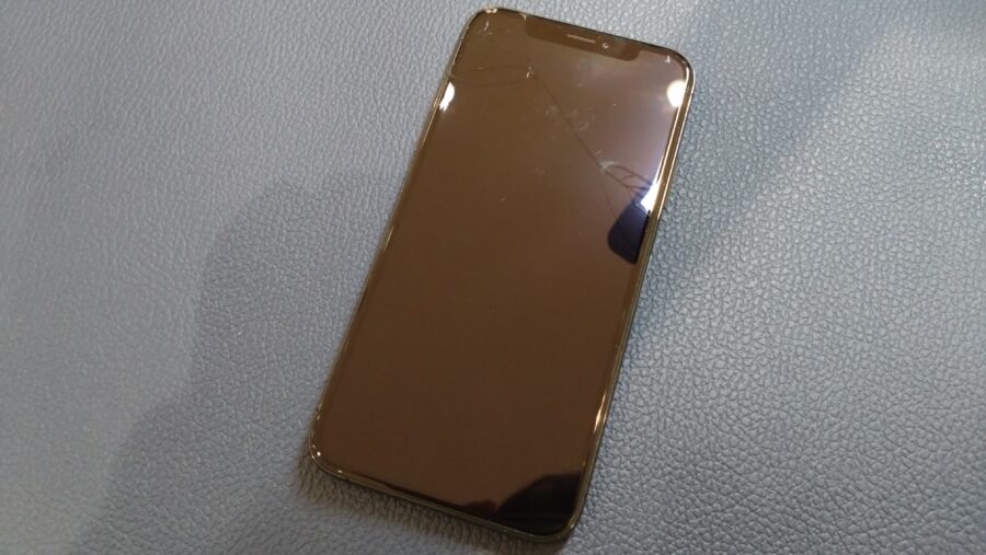 ガラスにヒビが入ってしまったiPhoneXS（アイフォンテンエス）の修理を行いました！【スマホ修理工房PARCO2店】