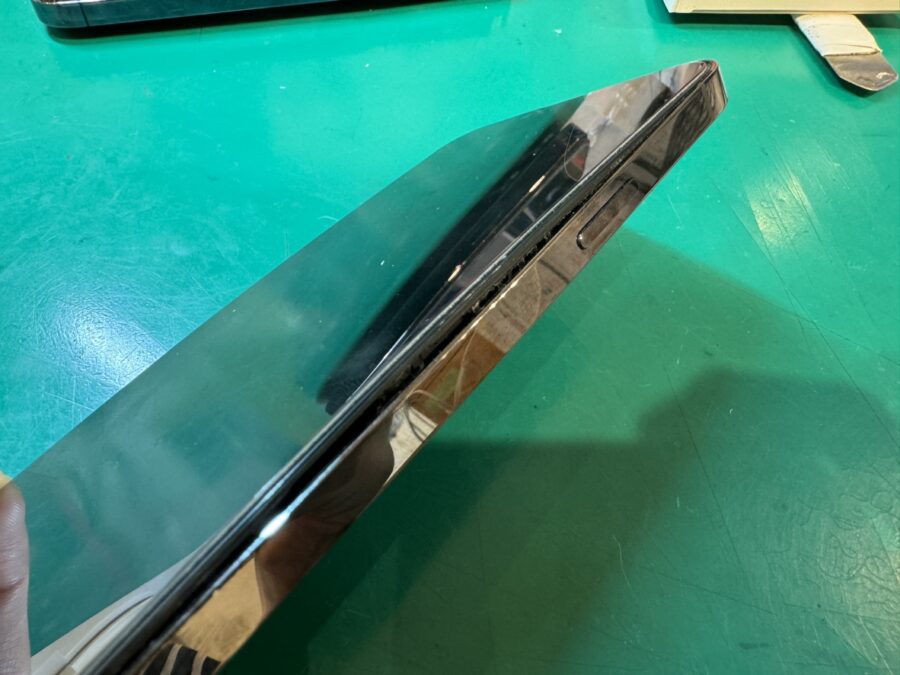 iPhone13ProMax（アイフォン）バッテリー膨張！【スマホ修理工房 新宿PePe店】でサクッと交換修理♬
