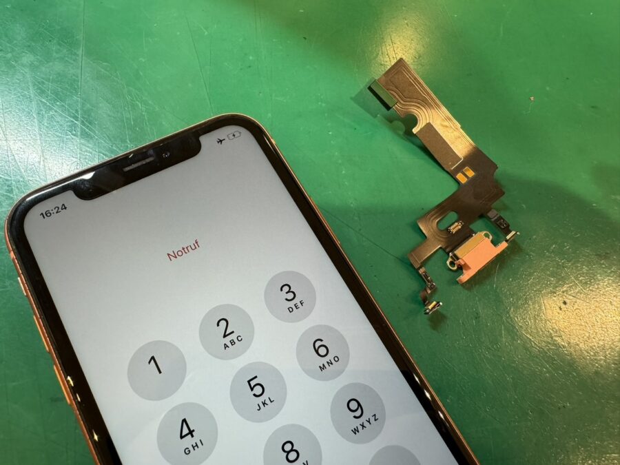 iPhoneXR(アイフォン)の充電コネクタ交換修理は最短即日の【スマホ修理工房 新宿PePe店】にご依頼ください！