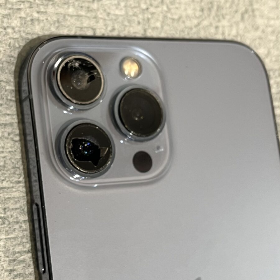 カメラレンズのガラスが割れて、写真がキレイに撮れないiPhone13ProMax（アイフォン）スマホ修理工房渋谷店で修理