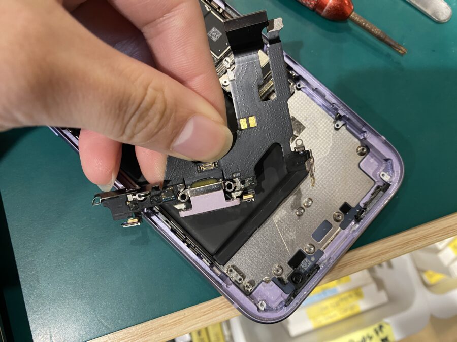 充電できないので見ていただけませんか？iPhone 11(アイフォン)の充電コネクタ修理 - スマホ修理工房ペリエ千葉店