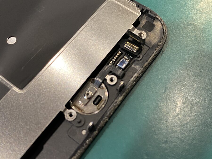 iPhone SE2(アイフォン)のホームボタンが効かなくなってしまった！ - 即日修理のスマホ修理工房ペリエ千葉店へ！