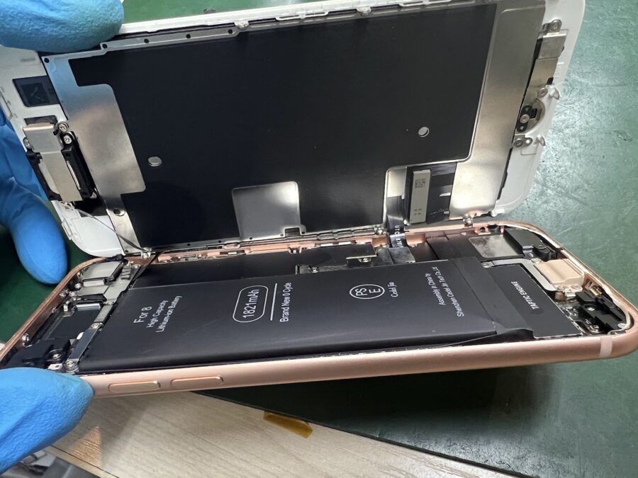江戸川区からお越しのお客様よりiPhone8バッテリー膨張修理のご依頼をいただきました！