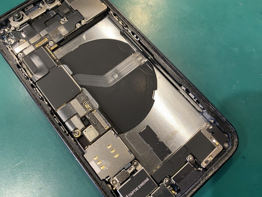iPhone 12 mini(アイフォン)のバッテリー交換初めてなんですが… - 即日修理のスマホ修理工房ペリエ千葉店へ！