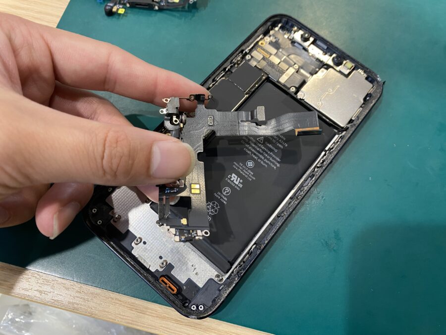 iPhone 12(アイフォン)の充電コネクタを交換しました。 - 即日修理のスマホ修理工房ペリエ千葉店