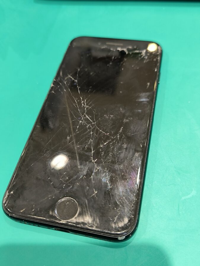 iPhoneSE2の画面交換は、データそのまま・即日修理対応の「スマホ修理工房　池袋P'パルコ本店」へ