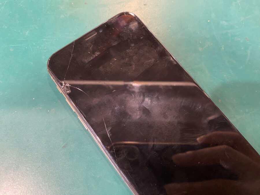 また割ってしまいました！iPhone XS(アイフォン)のディスプレイ交換修理 - 即日修理のスマホ修理工房ペリエ千葉店