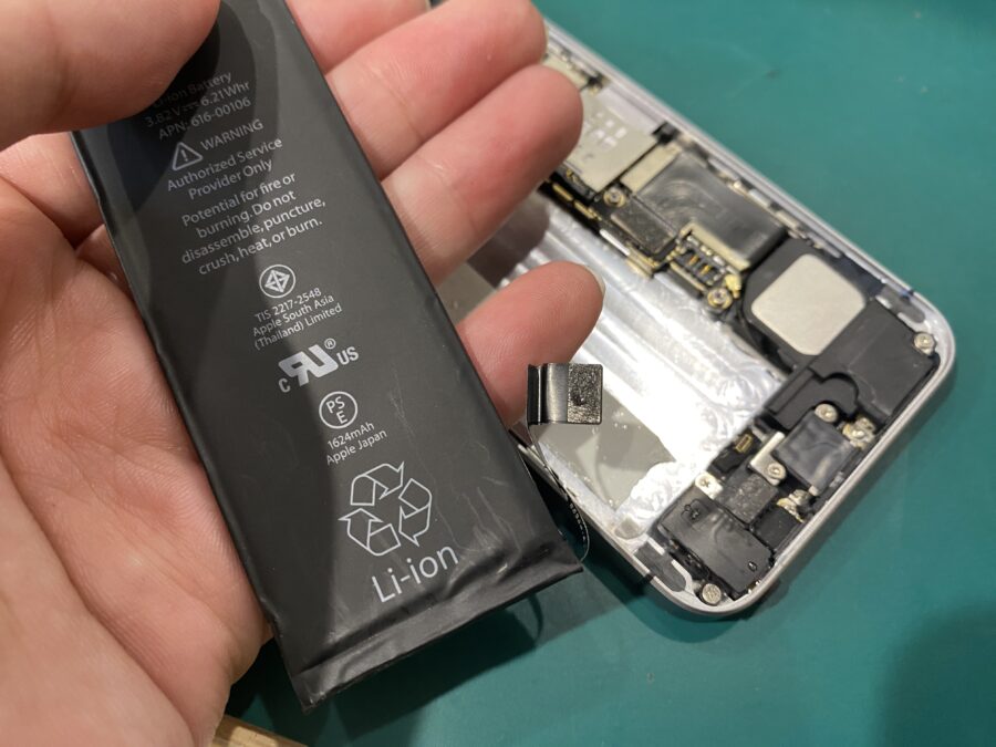 久々にiPhone SE(アイフォン)のバッテリー交換依頼を承りました！ - 即日修理のスマホ修理工房ペリエ千葉店