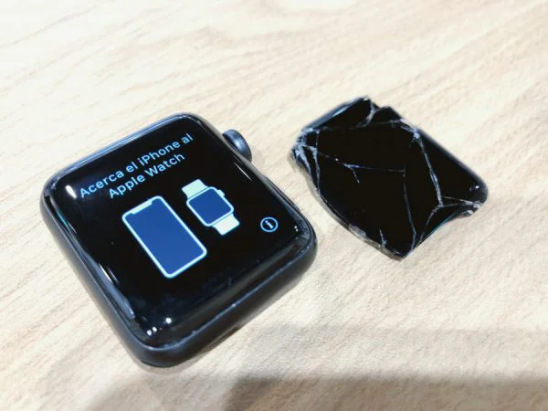 Apple Watch SE (アップルウォッチ)の画面割れ！スマホ修理工房ペリエ千葉店での修理も可能です！