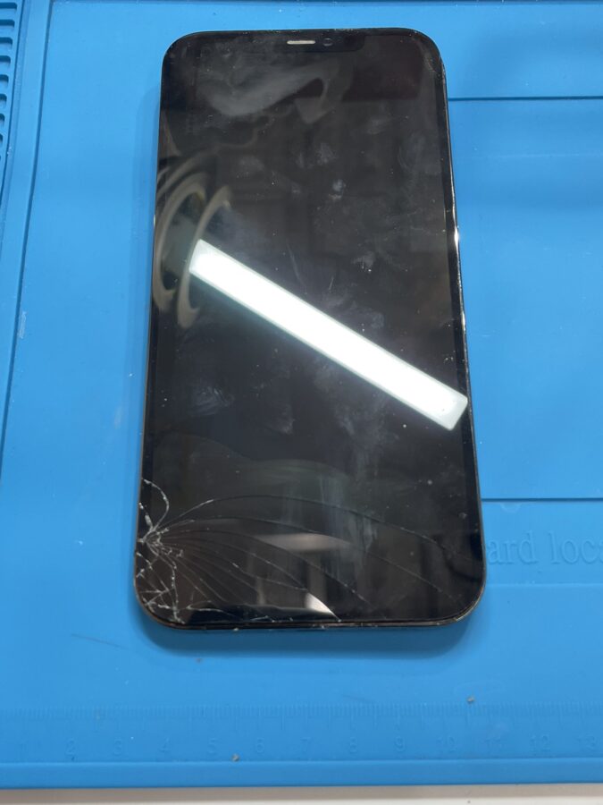 iPhone12ProMaxの画面が割れてタッチもできない…そんな時は【スマホ修理工房池袋P'パルコ本店】