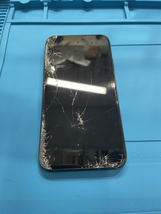 iPhoneXRの画面が半分真っ暗に！？【スマホ修理工房池袋P'パルコ店】でサクッと交換しちゃいましょう