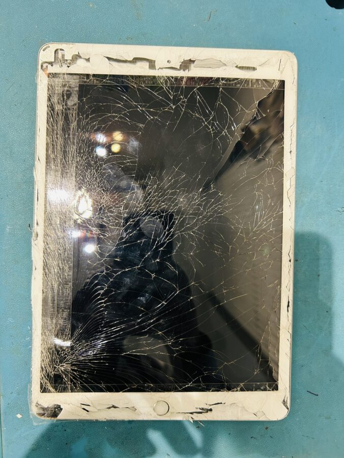 iPad 8（アイパッド8）が落下してフロントパネルがバキバキ割れた端末の修理ならスマホ修理工房渋谷店へご来店
