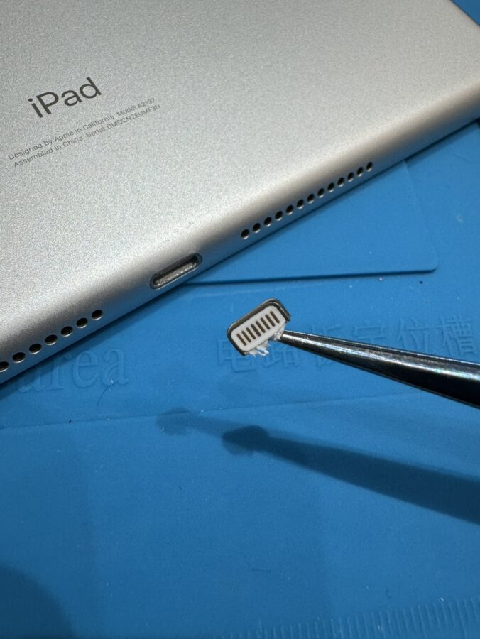 充電口が詰まってしまった！そんな症状でも即日修理できます！！【スマホ修理工房池袋P'パルコ本店】