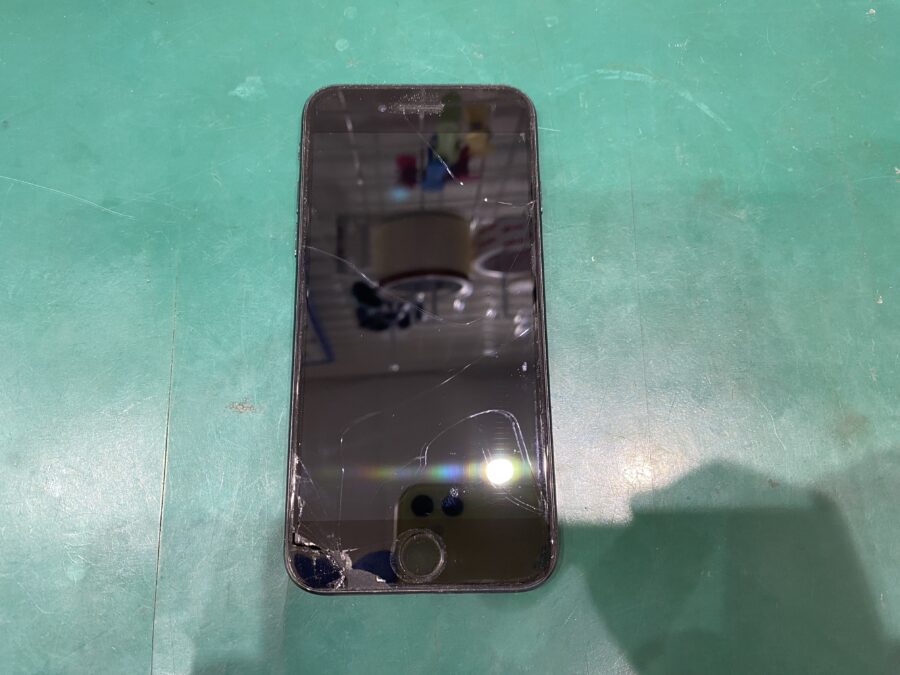 江東区西大島、亀戸近くのスマホ修理店！iPhoneSE2(アイフォン)落下によって液晶が割れて画面が映らない