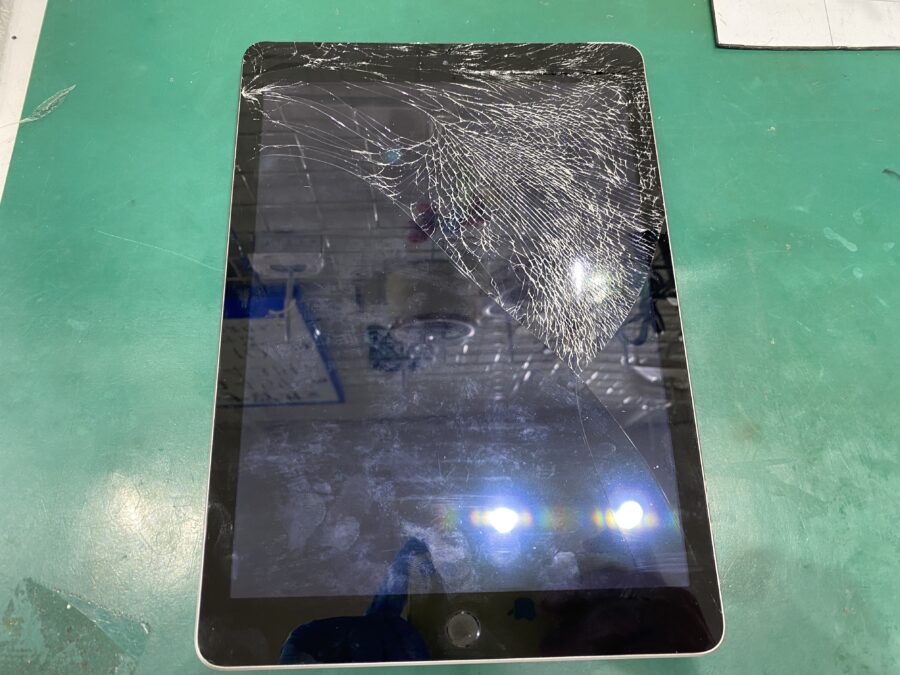 江東区西大島、亀戸近くのスマホ修理店！iPad5 (アイパッド)操作に問題はないがガラスが割れて手が怪我しそう！