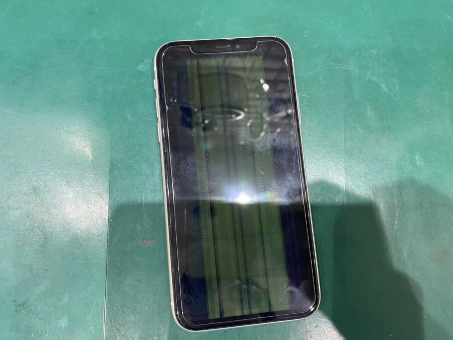 江東区西大島、亀戸近くのスマホ修理店！iPhoneXR(アイフォン)液晶が壊れて画面が映らない！