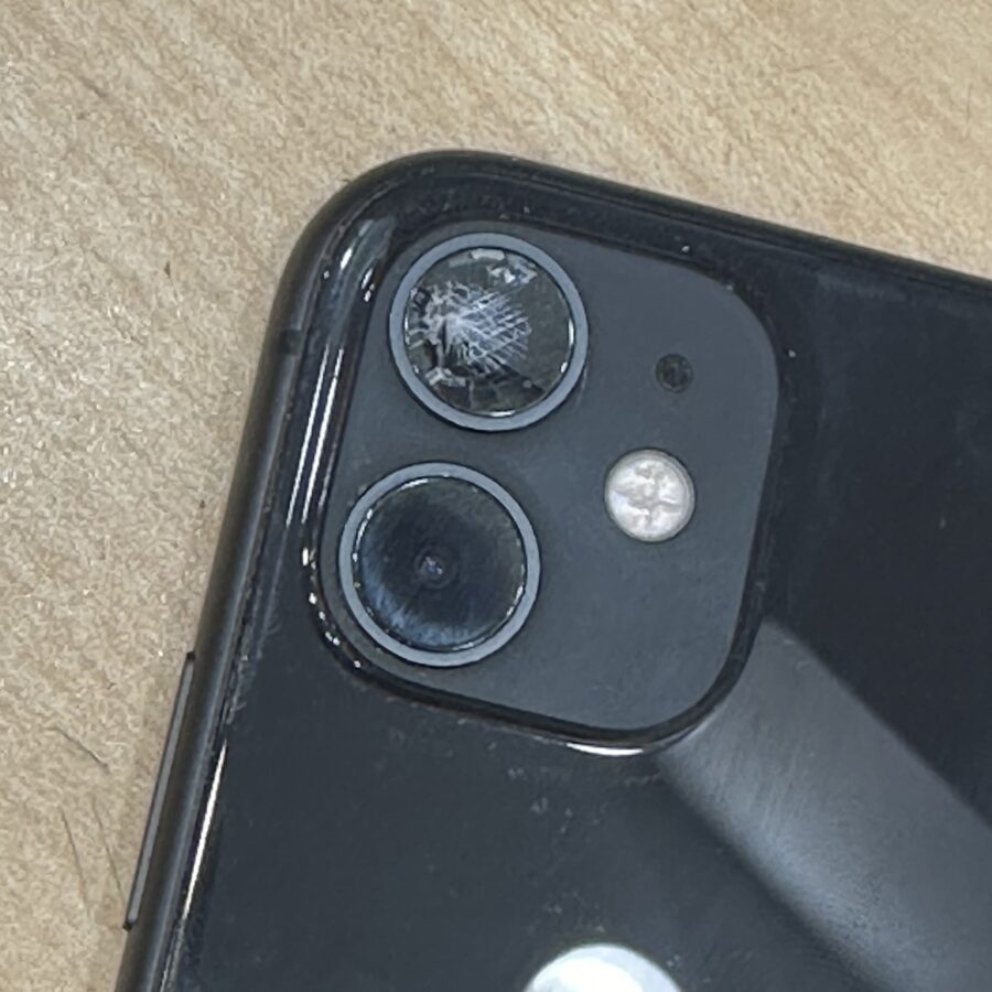 【カメラレンズ交換修理】藤沢市からお越しのお客様より、iPhone11(アイフォン11)カメラレンズが割れぼやける！