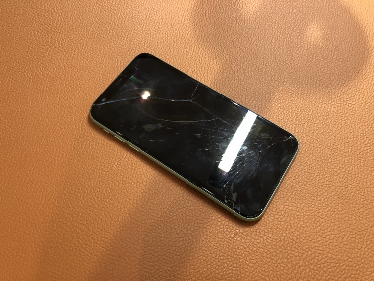 落したら割れてしまったiPhoneX(アイフォンテン)パネルの交換を行いました!