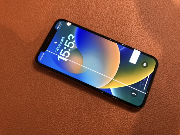 画面に線が入っているiPhoneXS(アイフォンテンエス)パネルの交換を行いました!