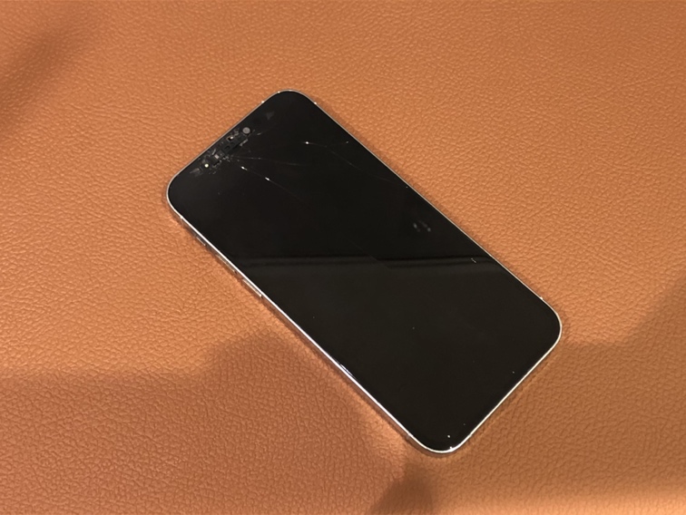 コンクリートに落としてしまった（；；）iPhone12mini（アイフォントゥエルブミニ）の修理を行いました!