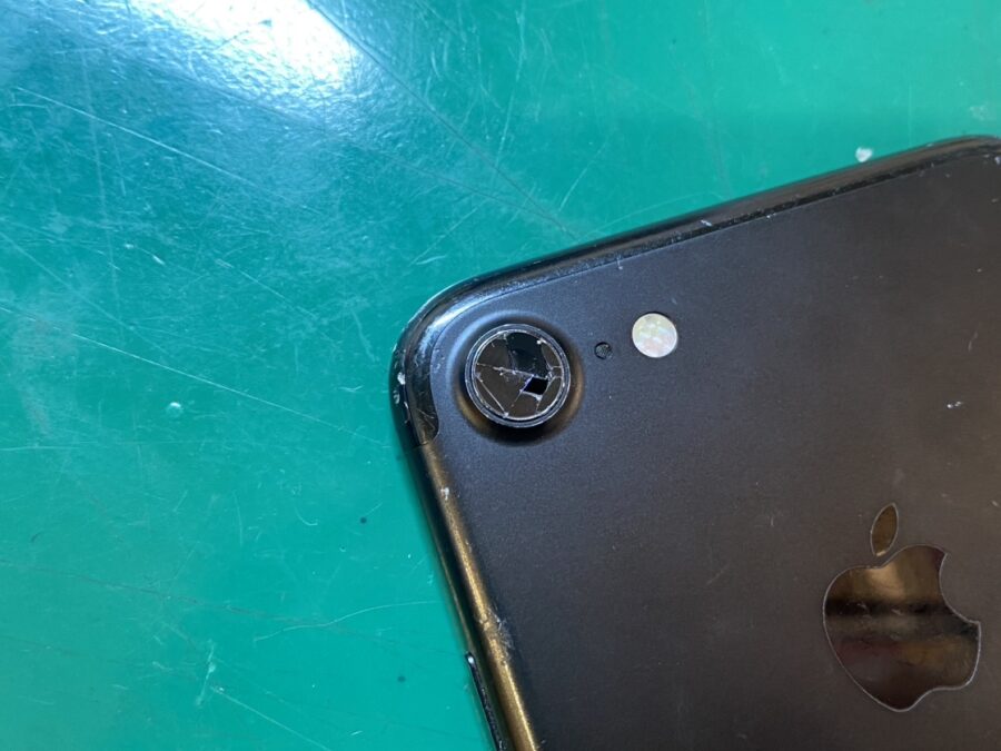 レンズの割れてしまったiPhone7(アイフォン)のカメラレンズ交換を行いました！【スマホ修理工房新宿ペペ店】