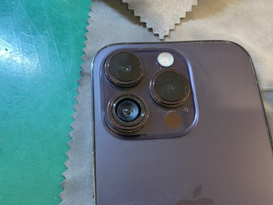 レンズの割れてしまったiPhone14Pro(アイフォン)のカメラレンズ交換を行いました！【スマホ修理工房新宿ペペ店】