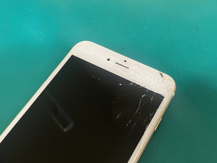 iPhoneの画面がバキバキに！！そんな時も焦らず当店へすぐにお持ち込みください！【スマホ修理工房新宿PePe店】