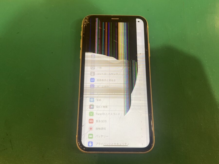 iPhoneXR（アイフォン）の表示不良・画面割れ修理！【スマホ修理工房 新宿PePe店】