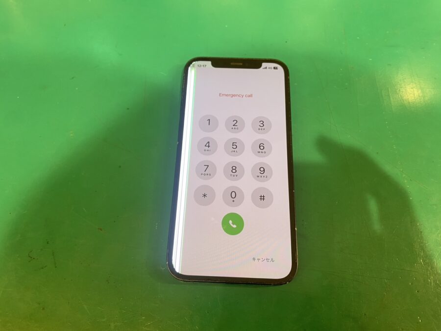 iPhoneに縦線が入っても大丈夫！当店なら即日画面交換可能です！iPhone12画面交換【スマホ修理工房　新宿PePe店】