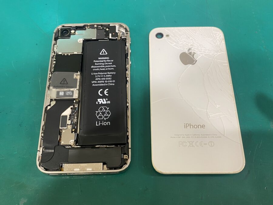 発売は約13年前！？iPhone4s（アイフォン)の修理を承りました！【スマホ修理工房新宿PePe店】